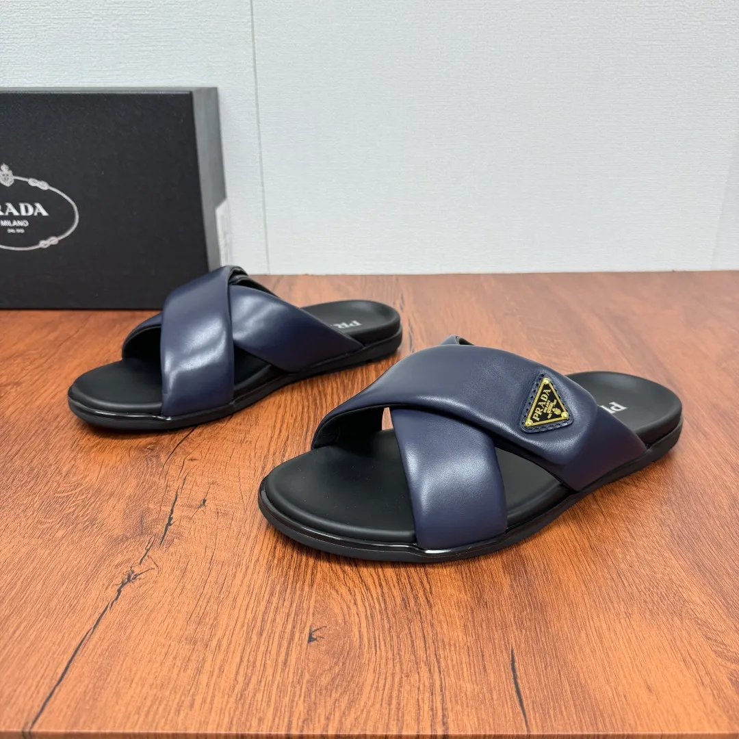 Batch 580 Prada/Prada's new men's leather cross slippers. Velcro closure can finely adjust the size. Calf leather light luxury slippers. Thick soft calf leather wraps the upper. Fat but soft rubber lazy style, soft and comfortable, excellent foot feel. Genuine leather bottom layer, cross style, with a Velcro closure buckle, easy to adjust the appropriate size, and a perfect fit for the wearing experience. The enamel gold triangle logo highlights the brand's classic features. Lightweight rubber thin sole, high foot comfort! Complete package! Size: 39-40-41-42-43-44-45 Leather shoe size Item number: 2X7132 Blue